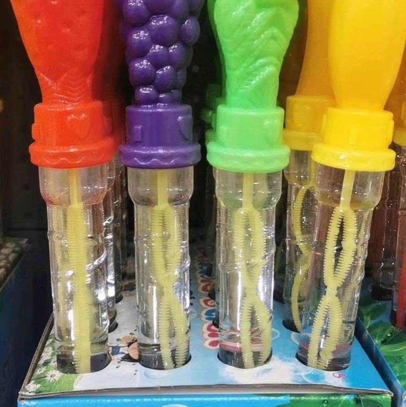 The 38CM cartoon-shaped bubble sticks with five holes and seven colors are selling well at the street stall