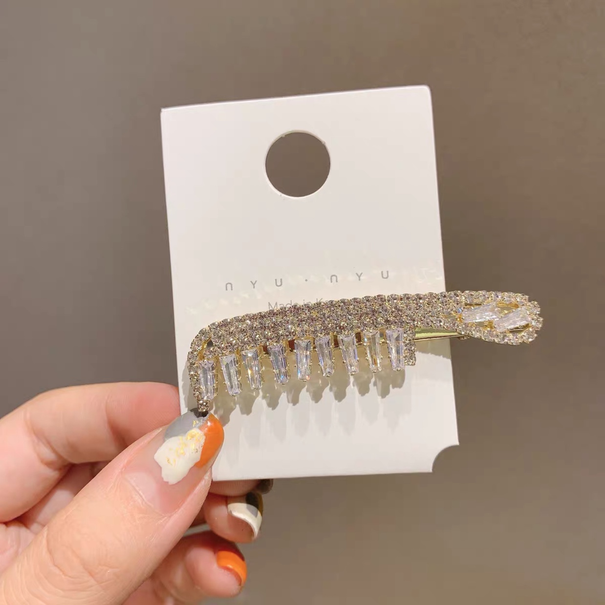 The water diamond comb hair clip from Dongdaemun, South Korea, features a simple side clip with a duckbill clip and a fairy design. It is a popular bangs hair clip accessory this season Specification image
