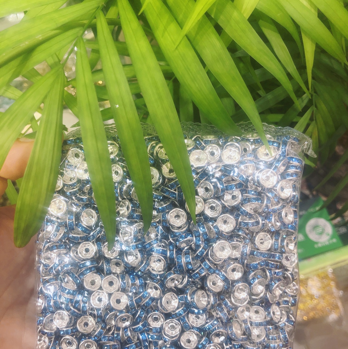 8mm straight edge diamond ring: Common colors: bright red, black, AB, light green, lake blue, royal blue, crystal yellow, tea color, seven-color, lemon yellow. Special colors: Champagne, light pink, rose red in stock undefined