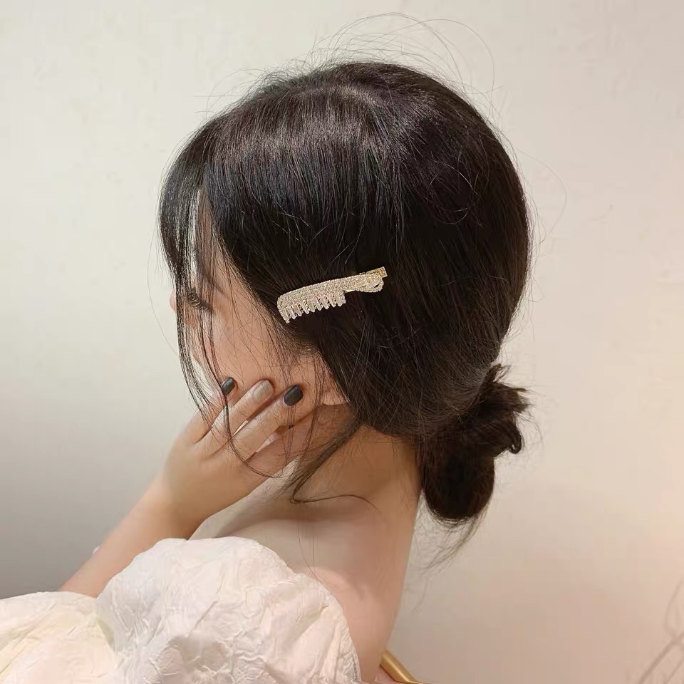 A simple side clip with a duckbill clip and an ethereal bangs clip headwear from Dongdaemun, South Korea undefined