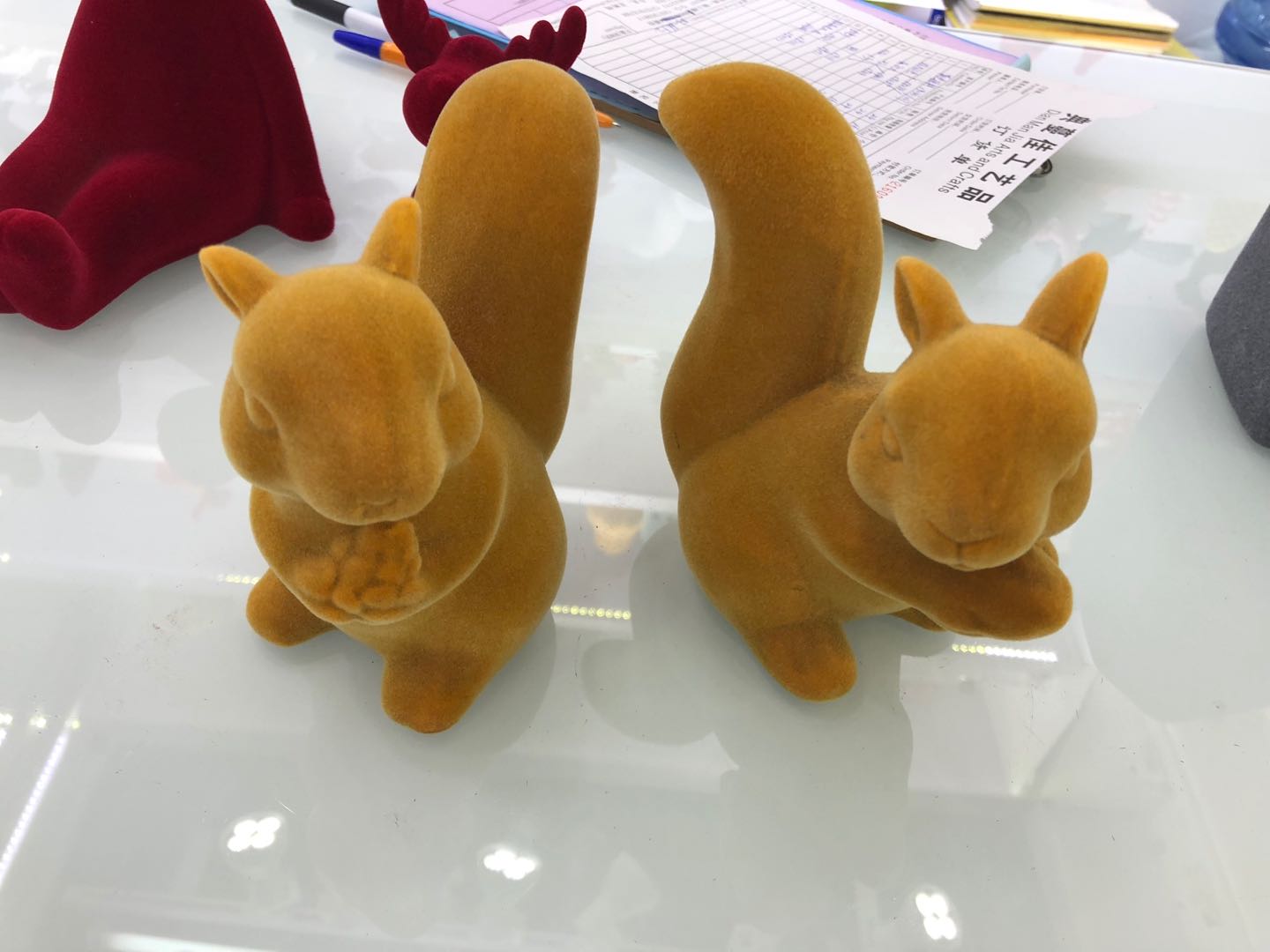 松鼠喷绒陶瓷摆件