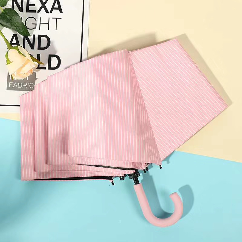 This fresh and light female black rubber sun umbrella is a compact and portable umbrella that can be used for both sun protection and rain. It provides sun protection and UV protection detail image 3