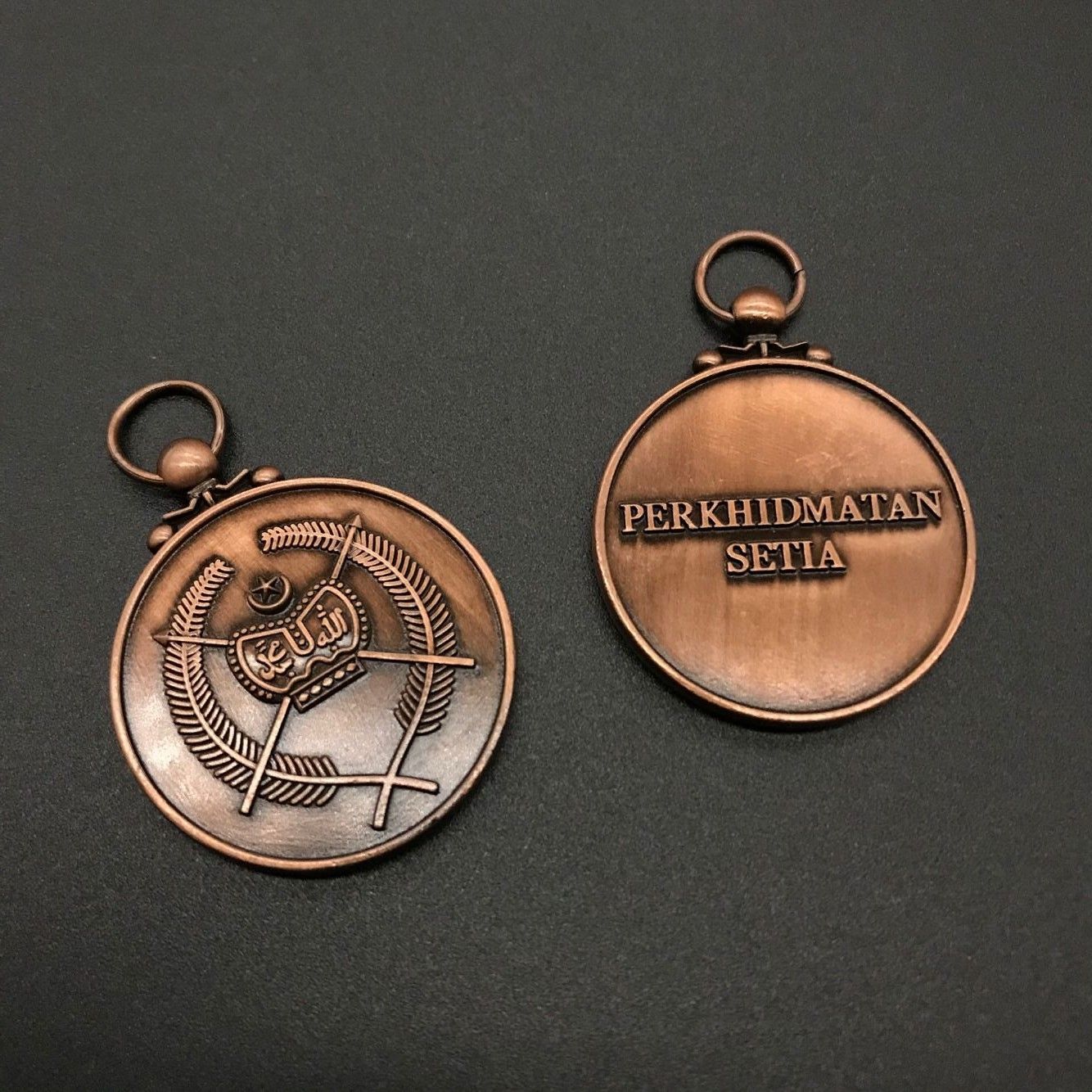 Factory direct sales of alloy baked paint badges, badges, brooches, butterfly buckles, brooches, badges, MEDALS and handicrafts Application Scenario