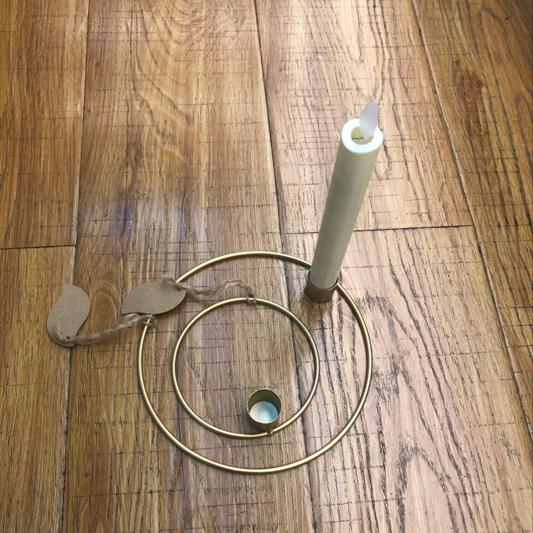إن النموذج الأسكندنافي للهندسة هو عبارة عن مجموعة صغيرة من الهدايا الخلاقة من أجل الماء على شمعدان ذهبي details Picture