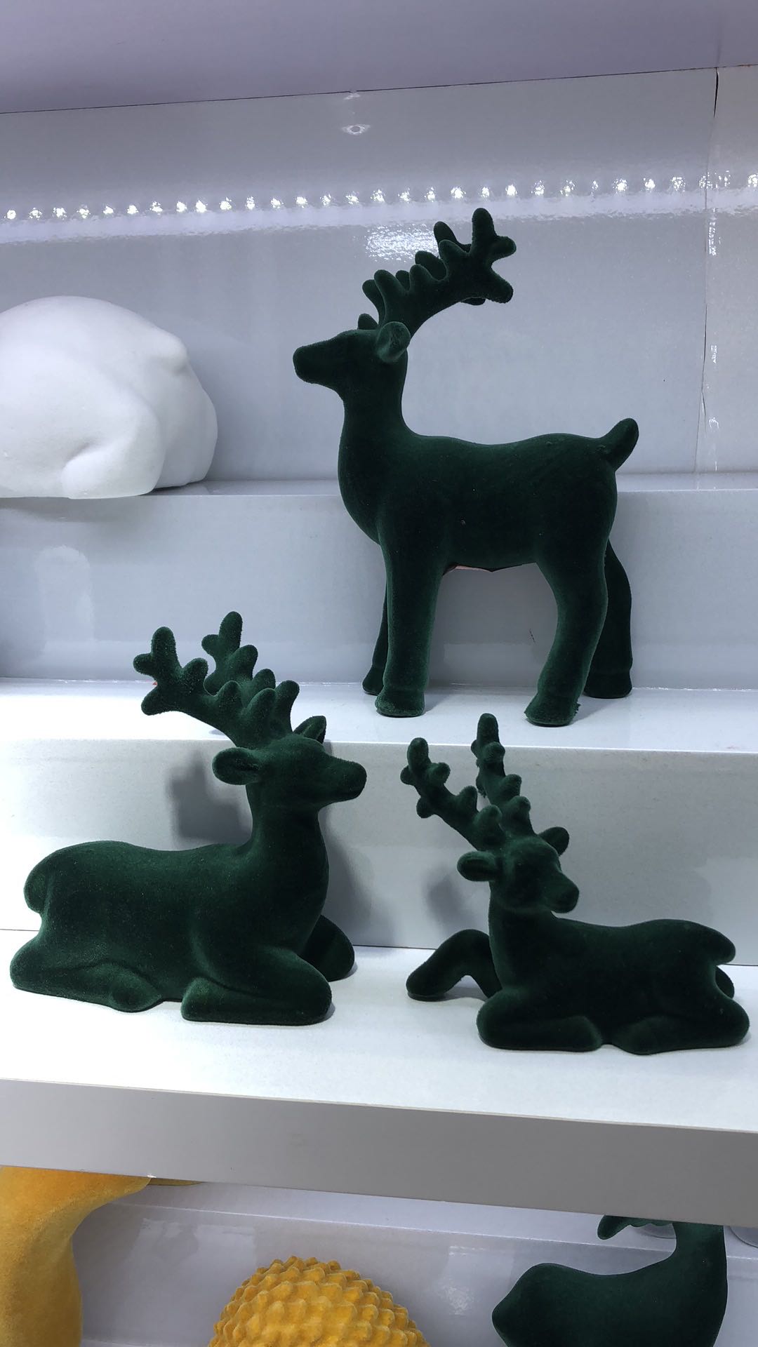 鹿喷绒陶瓷摆件