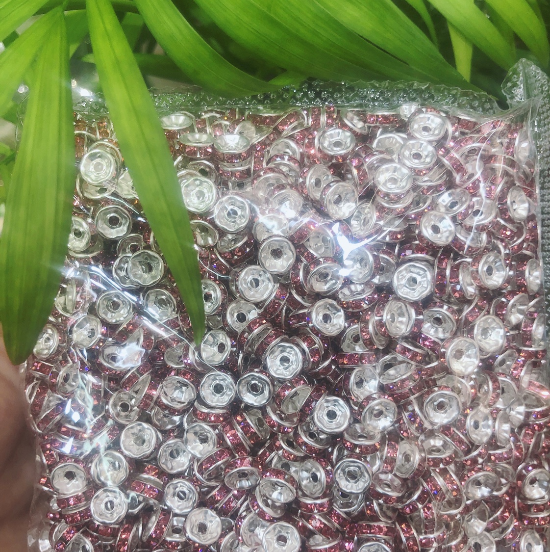 8mm straight edge diamond ring: Common colors: bright red, black, AB, light green, lake blue, royal blue, crystal yellow, tea color, seven-color, lemon yellow. Special colors: Champagne, light pink, rose red in stock Application Scenario