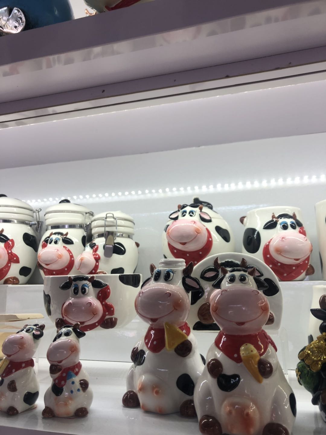 Ceramic cattle storage ornaments