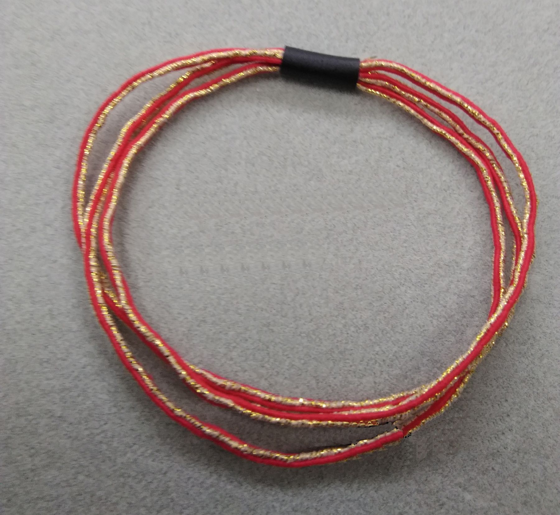 The golden edge red line is attached to the three-strand head rope of the adhesive rubber tube