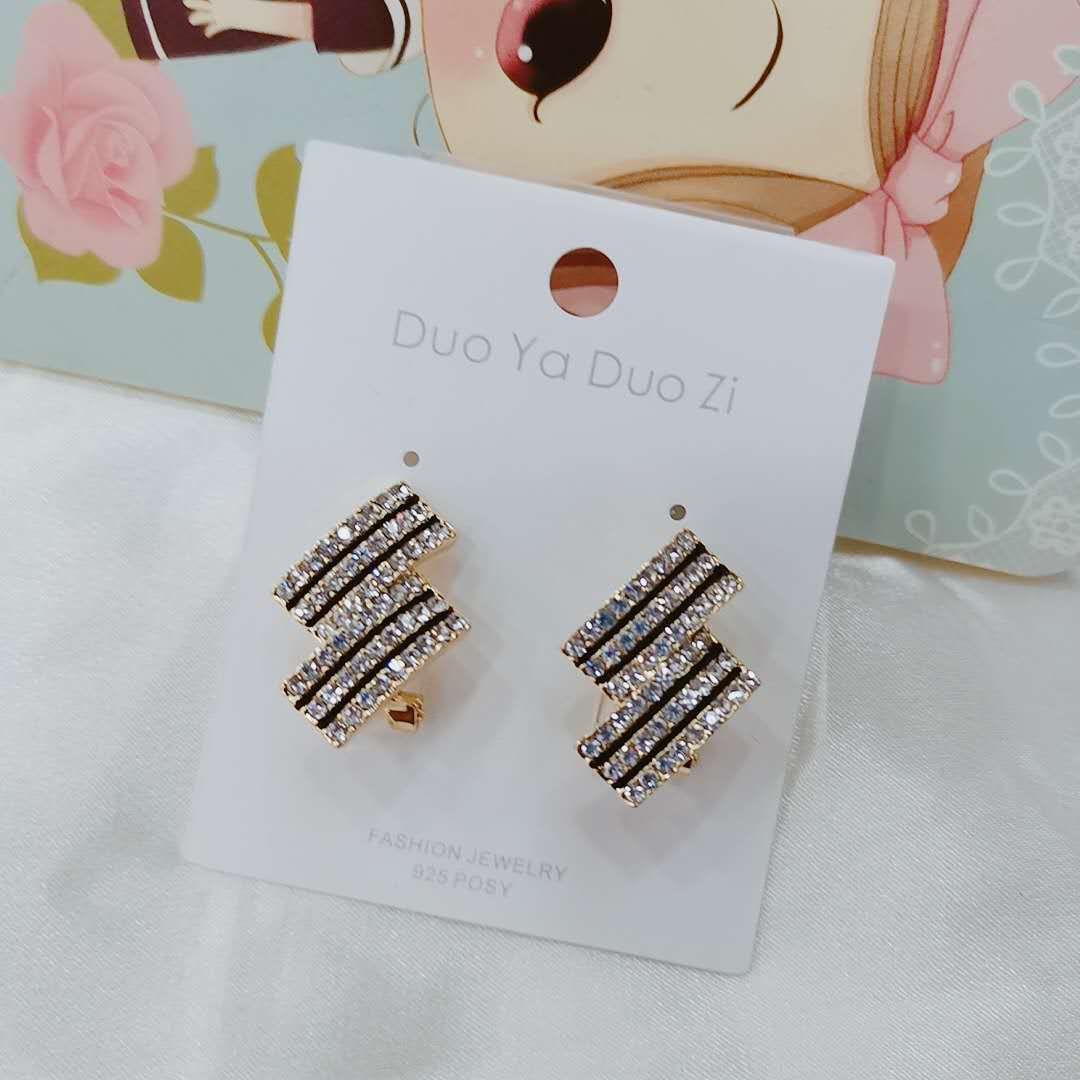 New Korean version of temperament letter design earrings earrings European and American style fashion earrings thumbnail