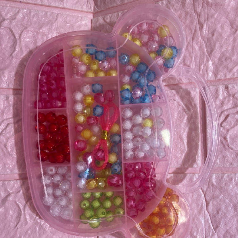 Children stringing beads of beads Specification image