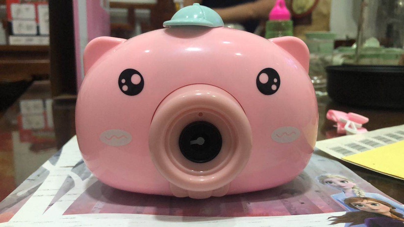 The fully automatic light and music bubble machine with the popular "little pig" is selling well at street stalls