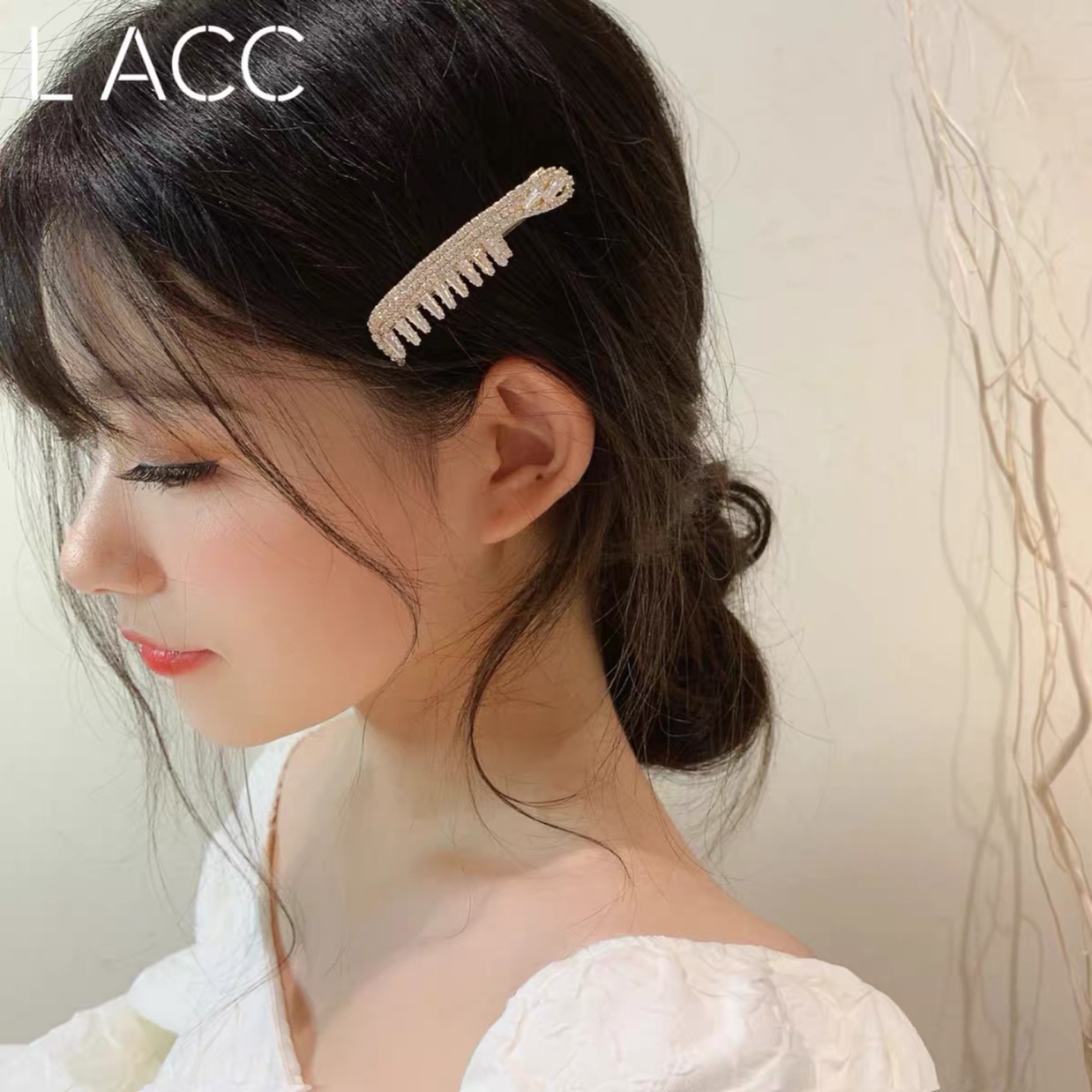 The water diamond comb hair clip from Dongdaemun, South Korea, features a simple side clip with a duckbill clip and a fairy design. It is a popular bangs hair clip accessory this season details Picture