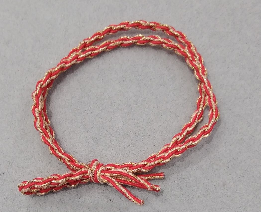 A gold-edged red thread twisted loop rubber band