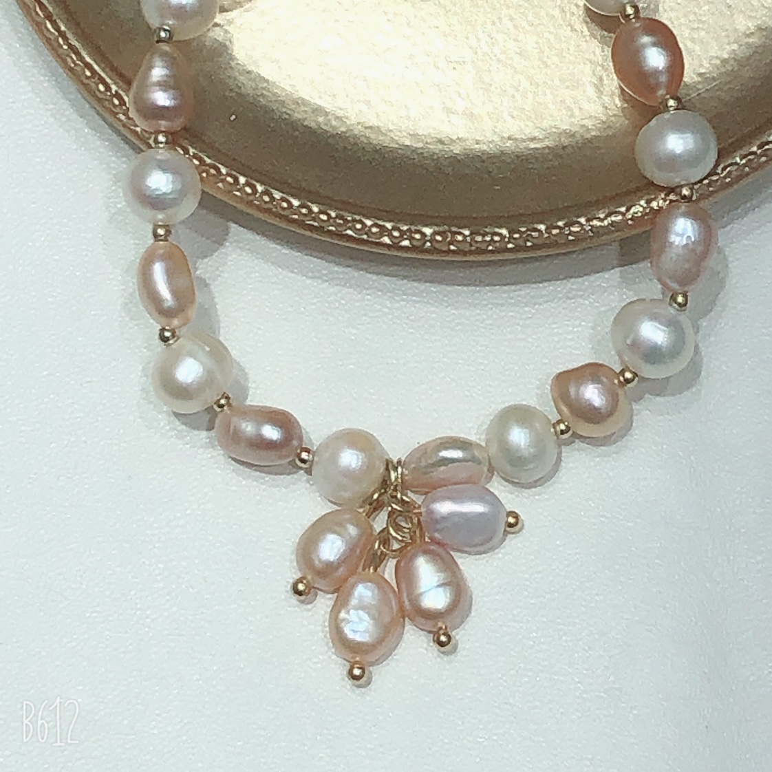Light purple and white pearl bracelets. The most fashionable and popular style Item Picture