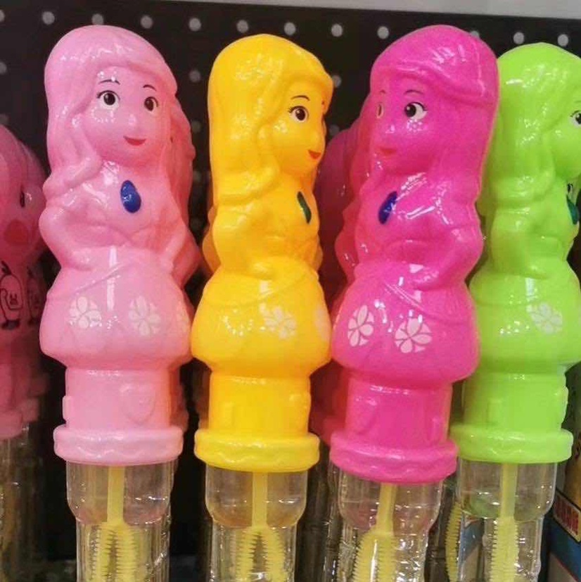 The 38CM cartoon version bubble sticks and the seven-color five-hole bubble sticks are selling well at the street stall undefined