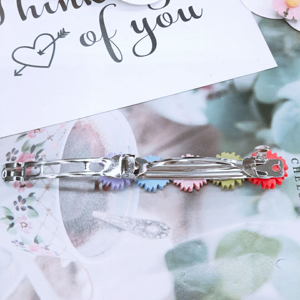 Korean Daisy cute color-blocked flower hair clip ins Hyuna style hair clip with bangs and girlish heart hair accessory Application Scenario