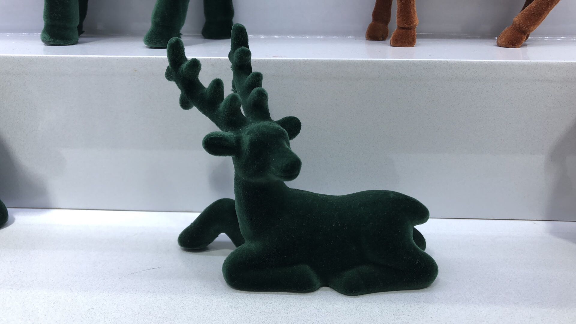 The plush handicraft ornaments can be placed in the living room, on the wine cabinet at home, or in the office as decorative items. They are both beautiful and elegant.