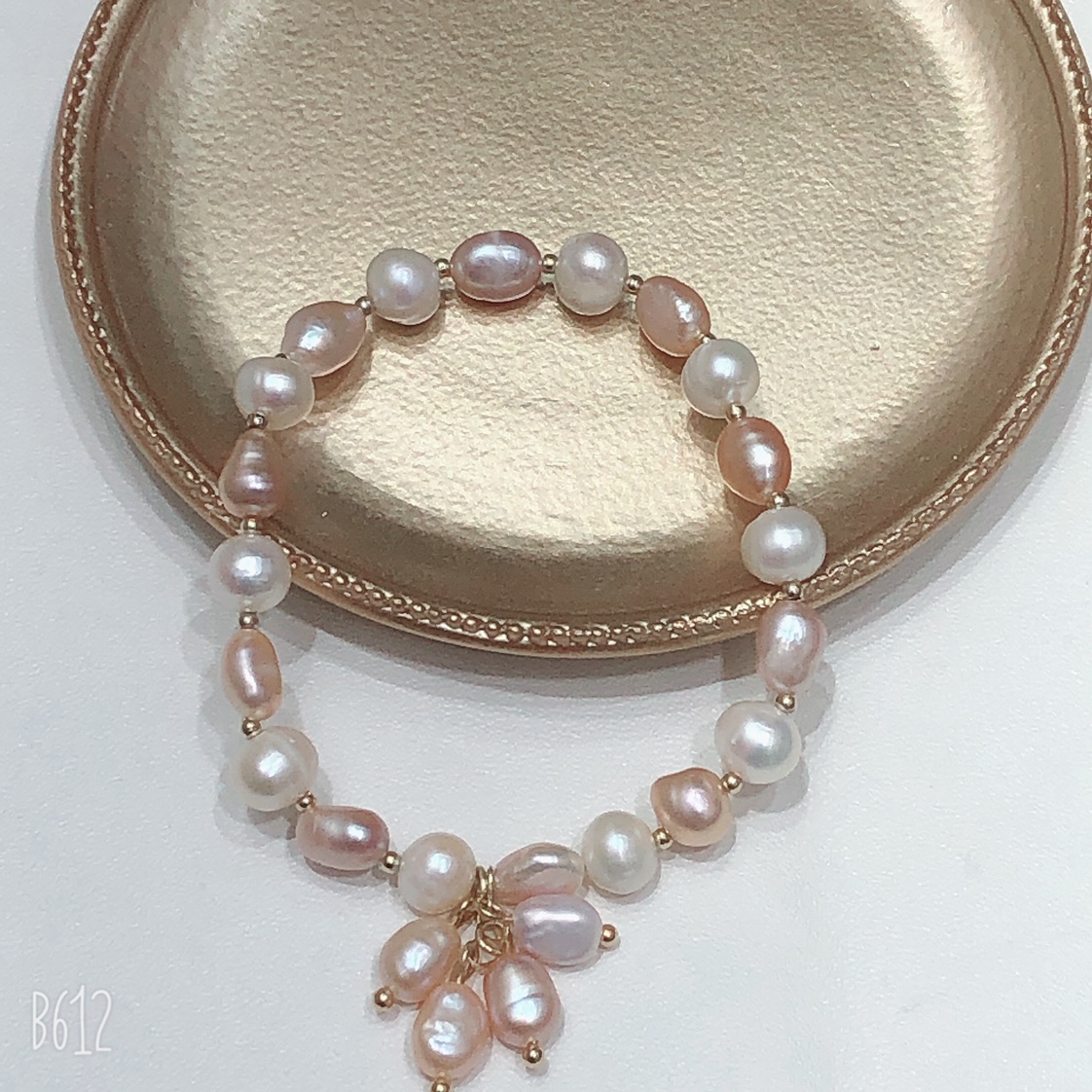 Light purple and white pearl bracelets. The most fashionable and popular style