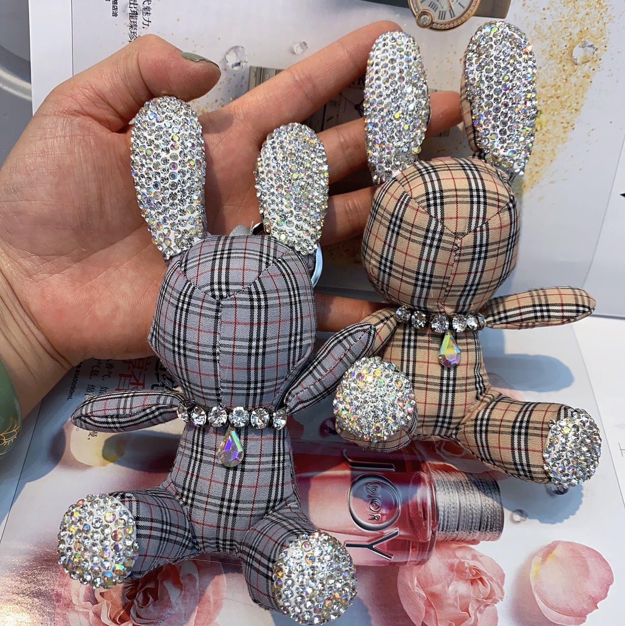 A thousand-bird grid sitting rabbit details Picture