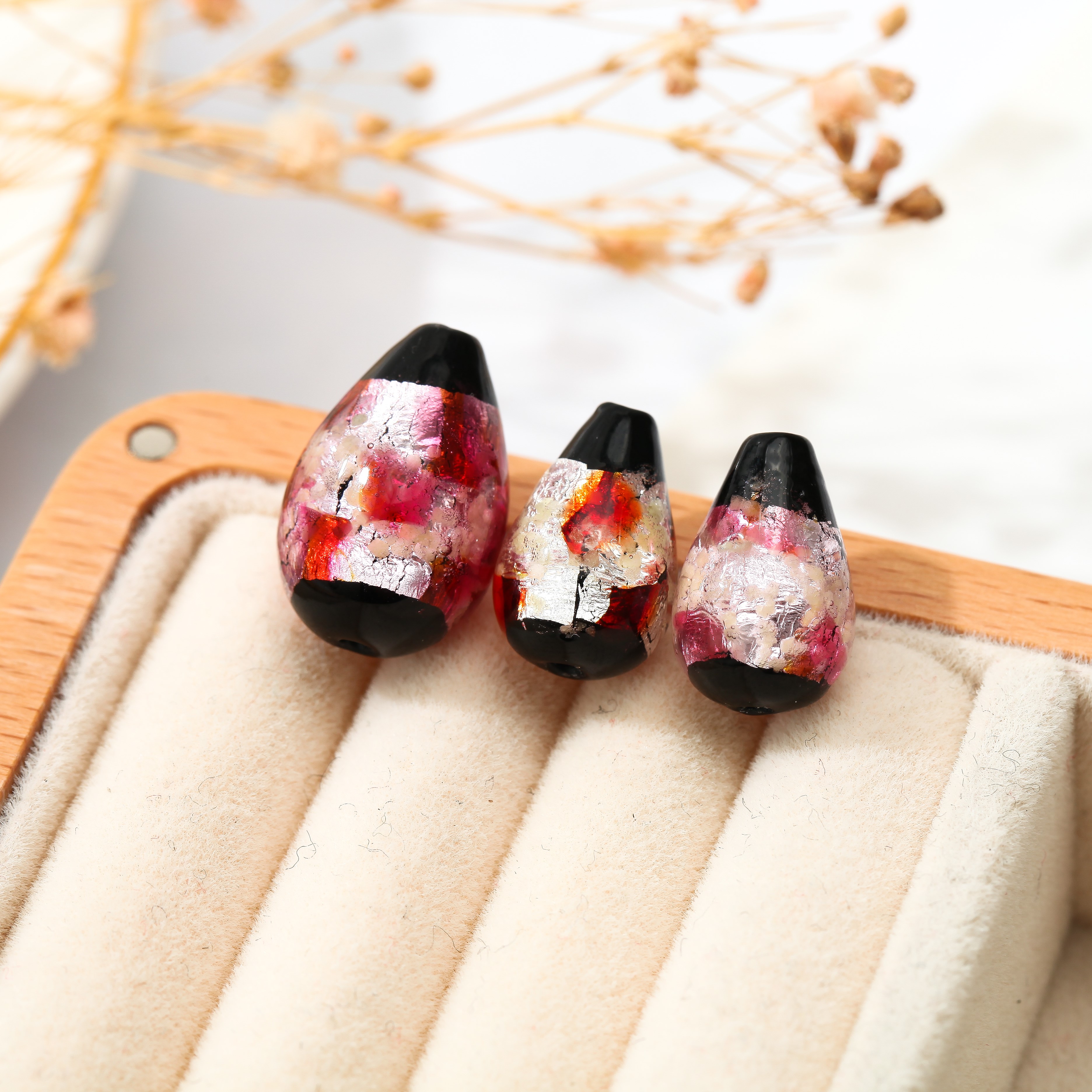 Customized DIY scattered bead jewelry accessories from the manufacturer of ancient Japanese-style colored foil night glow dotted water drop glass beads detail image 6
