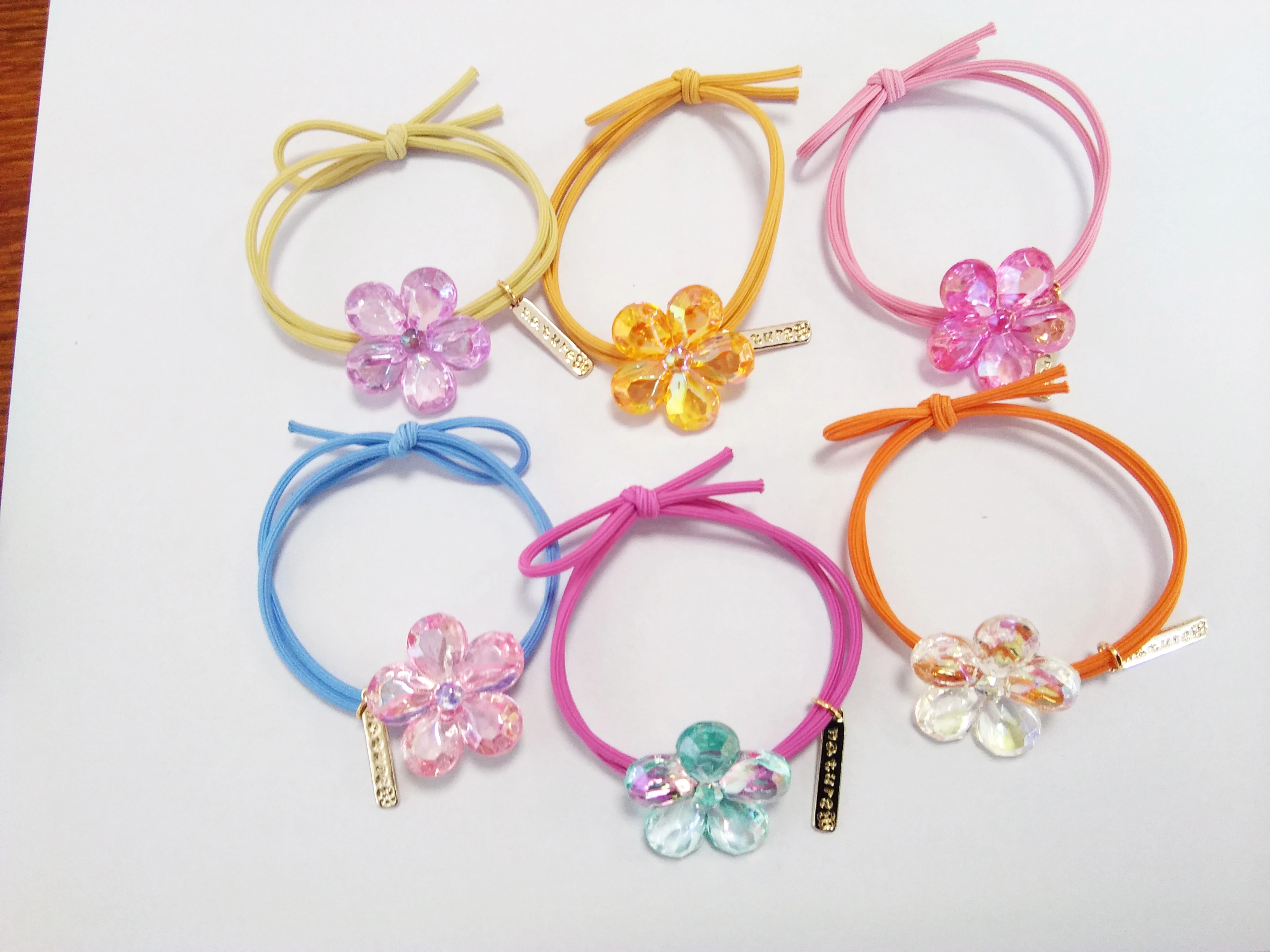 Irregularly cut small flowers are arranged in a circular shape to form double-layer rubber bands detail image 1