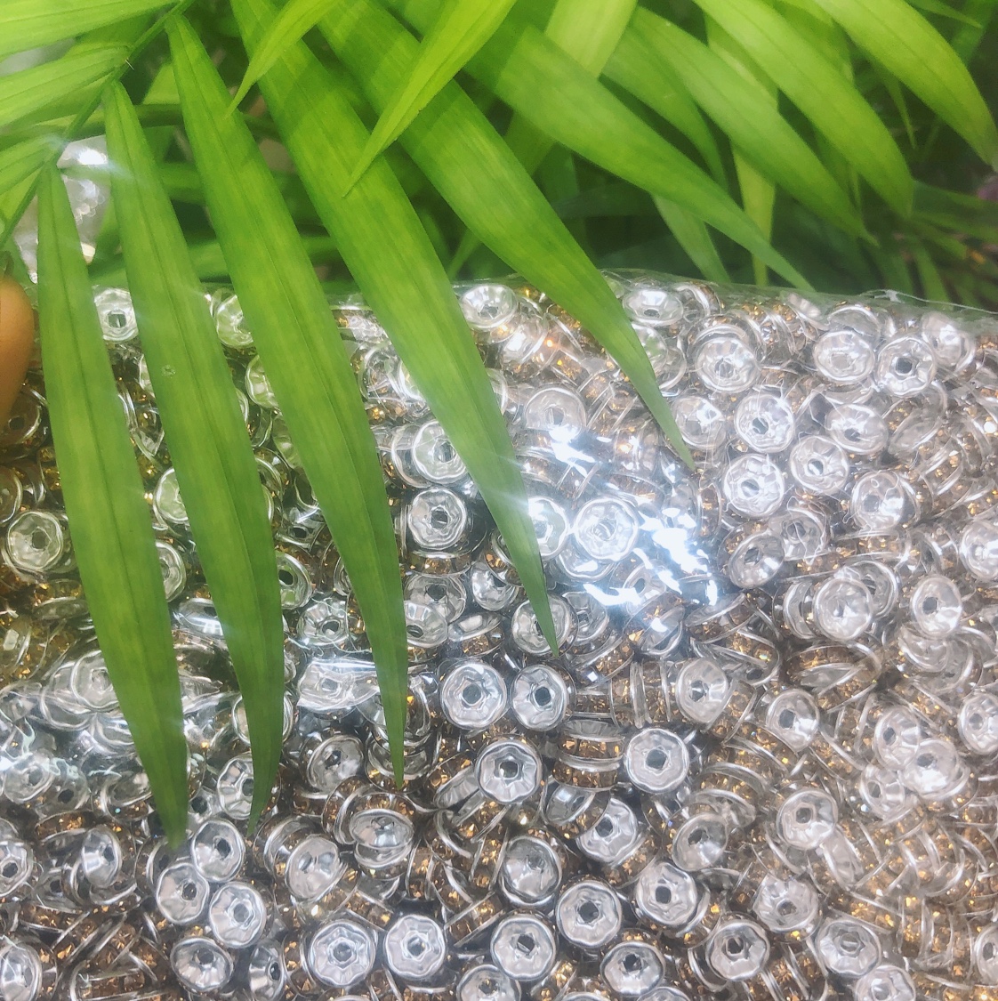 8mm straight edge diamond ring: Common colors: bright red, black, AB, light green, lake blue, royal blue, crystal yellow, tea color, seven-color, lemon yellow. Special colors: Champagne, light pink, rose red in stock undefined
