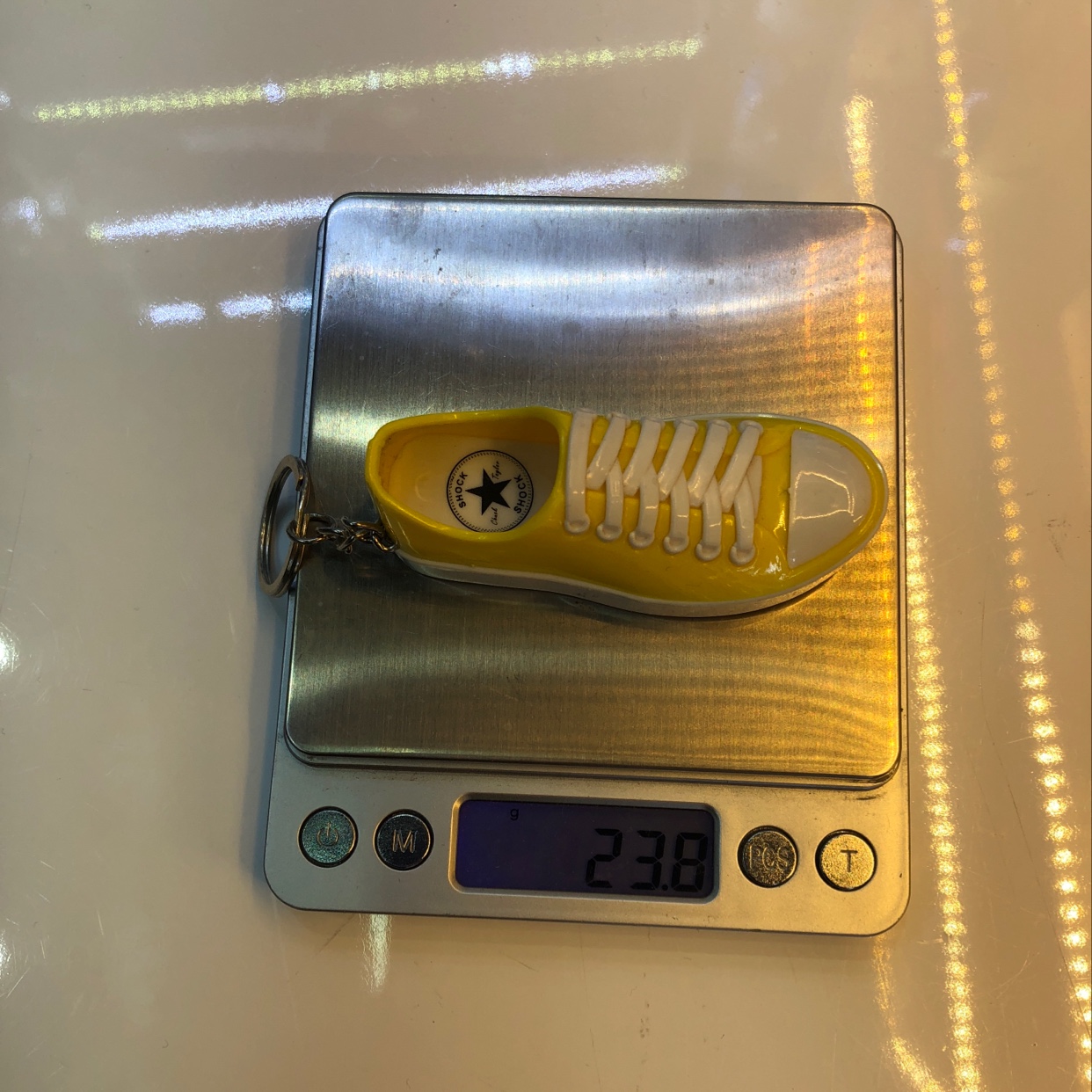 触电鞋子钥匙扣，带灯带激光