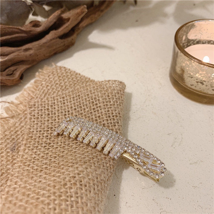 The water diamond comb hair clip from Dongdaemun, South Korea, features a simple side clip with a duckbill clip and a fairy design. It is a popular bangs hair clip accessory this season Item Picture