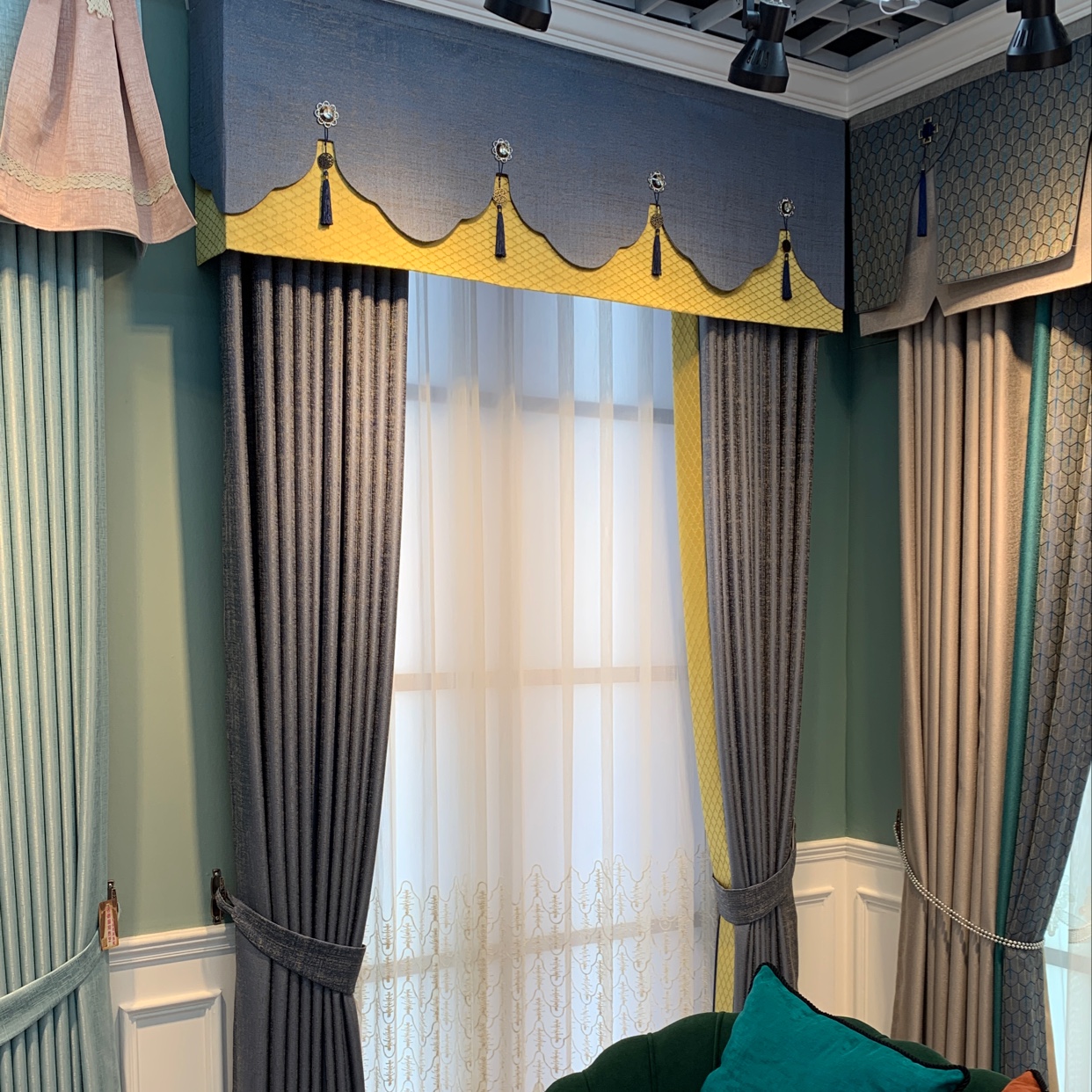 The charming new luxury curtains with a simple and modern style are suitable for living rooms and bedrooms
