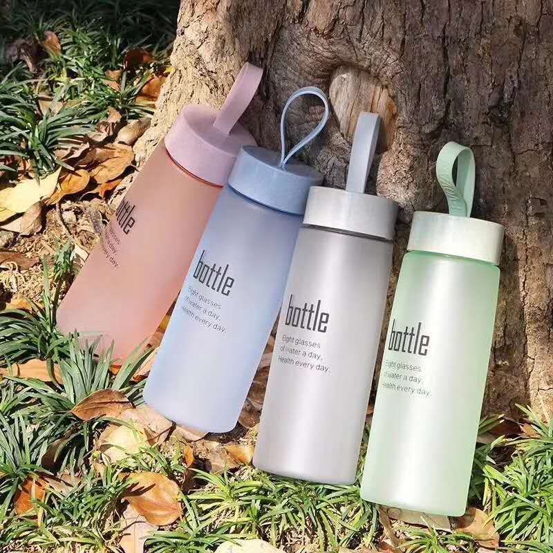 The new frosted student water cups for boys and girls and large-capacity couple cups can be customized with logos details Picture