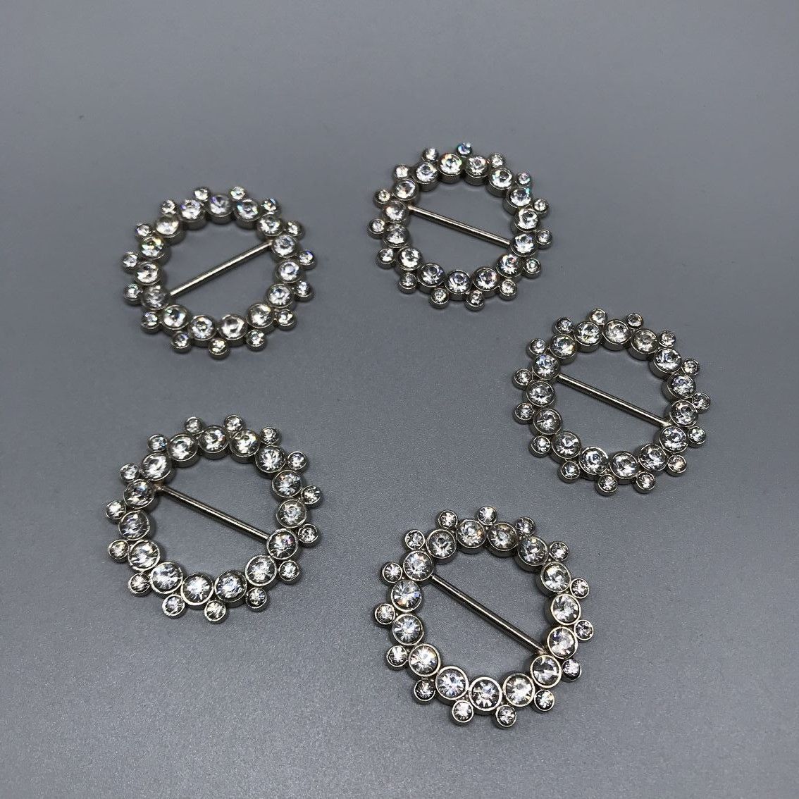 Zinc alloy round coat with knotted buckles, diamond-encrusted belt buckles, versatile European, American and Korean styles, and decorative buckles details Picture
