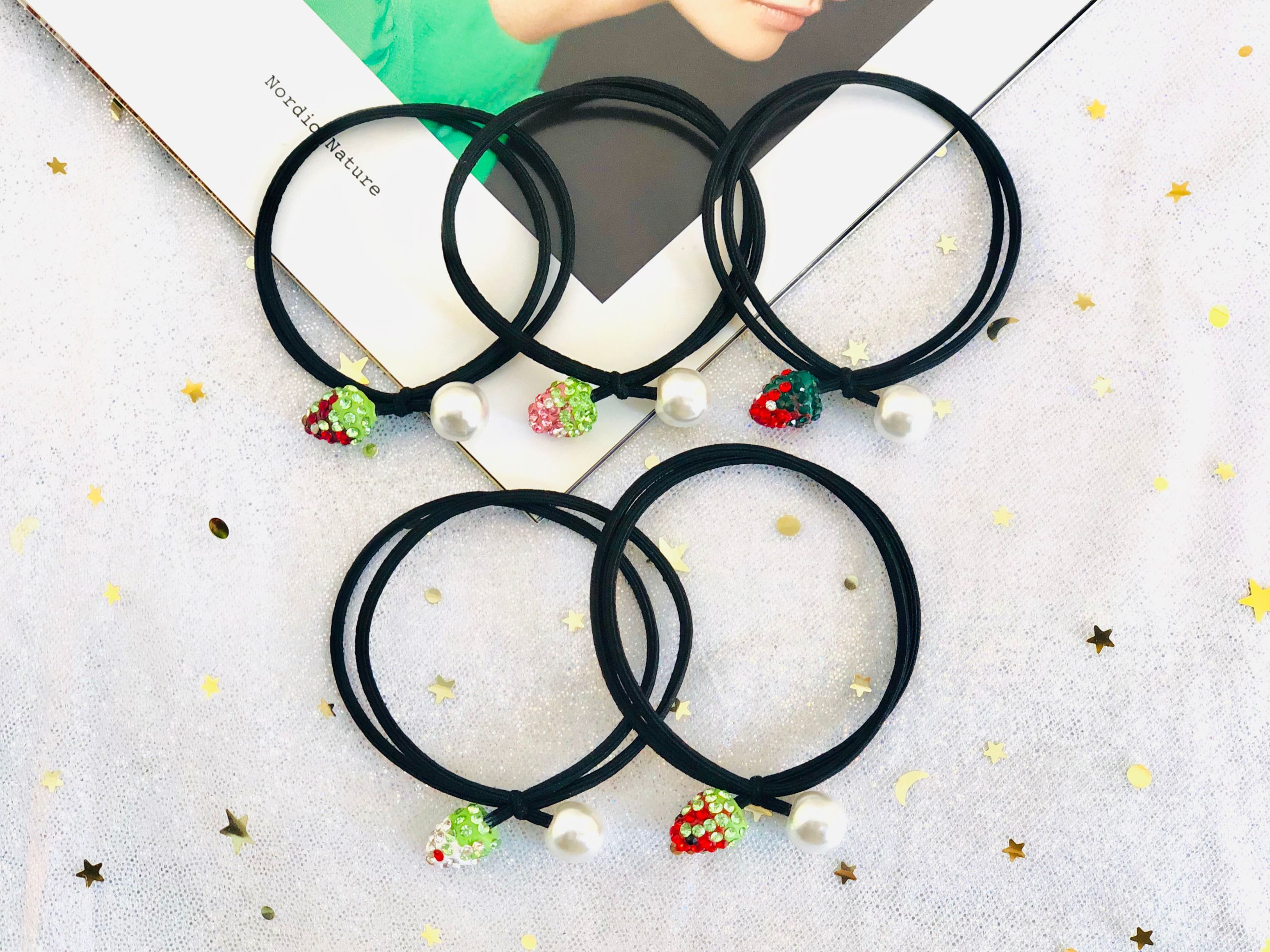 Full diamond strawberries with pearl double-layer knotted rubber bands
