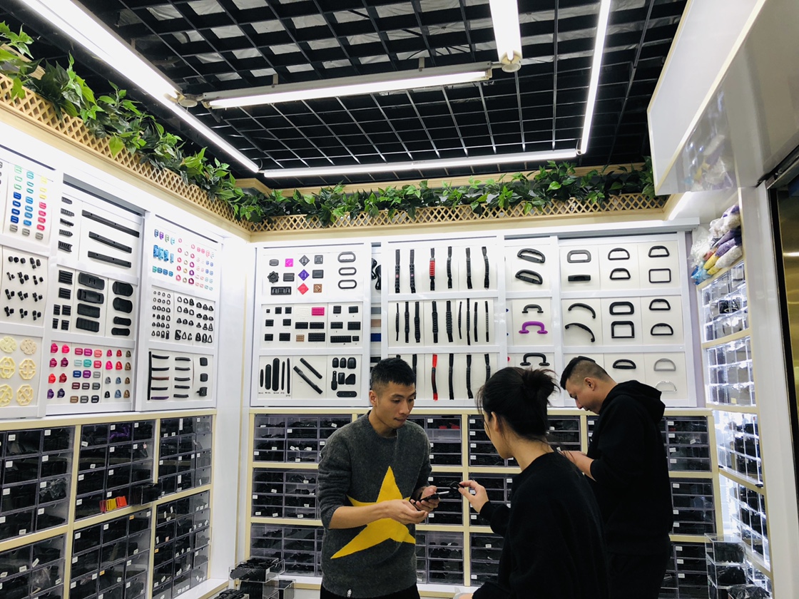 Yiwu Zhenyuan Luggage Accessories Trading Co., LTD. (Plastic buckles, snap buckles, fasteners)