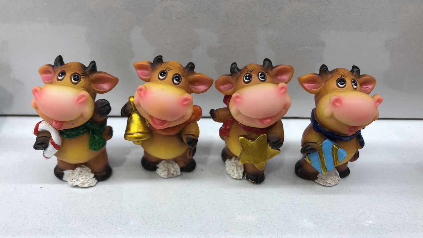 Furniture, small ornaments, cow piggy banks, resin handicrafts, gifts, Christmas presents, gift-giving, auspicious cows