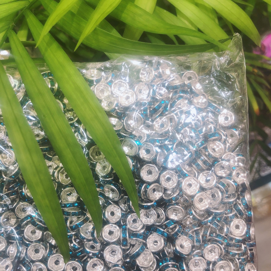 8mm straight edge diamond ring: Common colors: bright red, black, AB, light green, lake blue, royal blue, crystal yellow, tea color, seven-color, lemon yellow. Special colors: Champagne, light pink, rose red in stock Specification image
