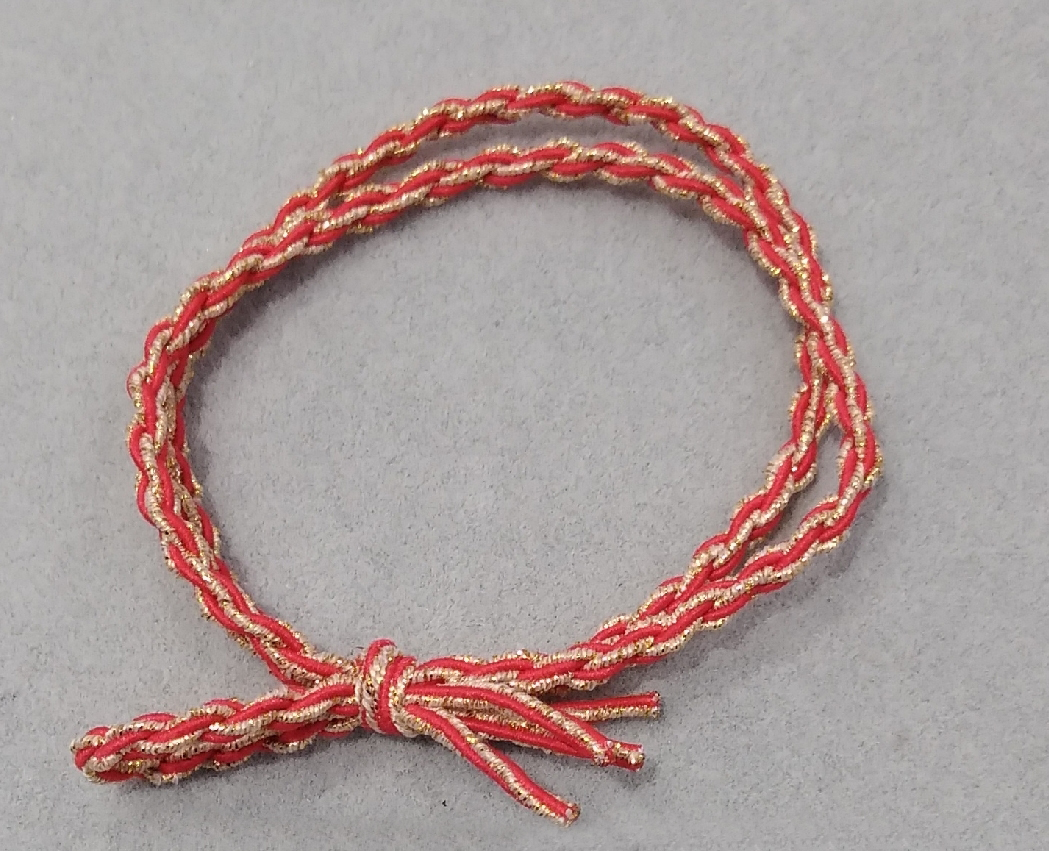 A gold-edged red thread twisted loop rubber band detail image 1