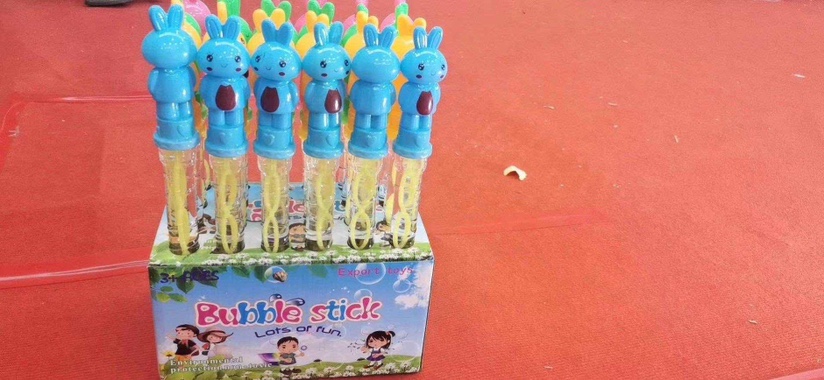 The 38CM cartoon-shaped bubble sticks with five holes and seven colors are selling well at the street stall Item Picture