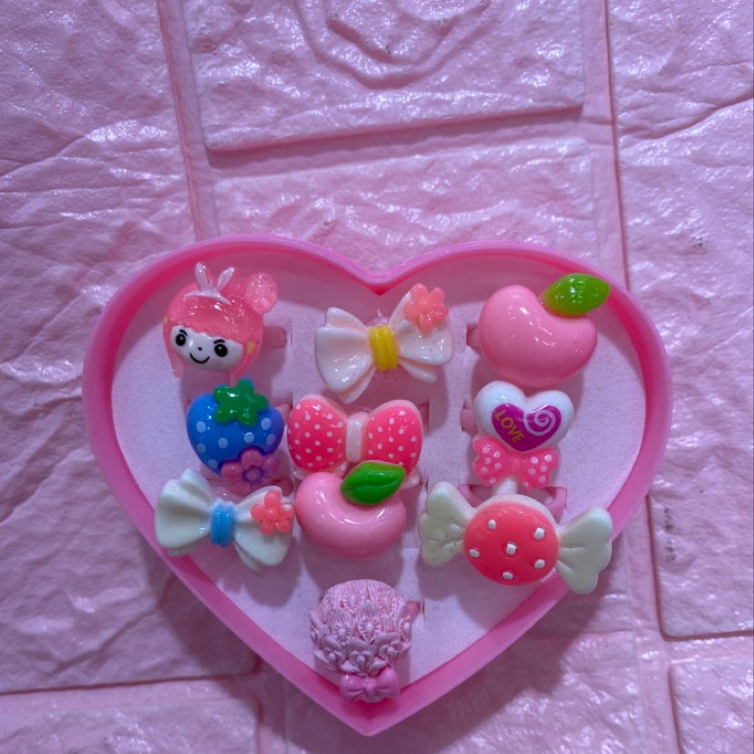 10 heartwarming heart-shaped box rings in solid colors