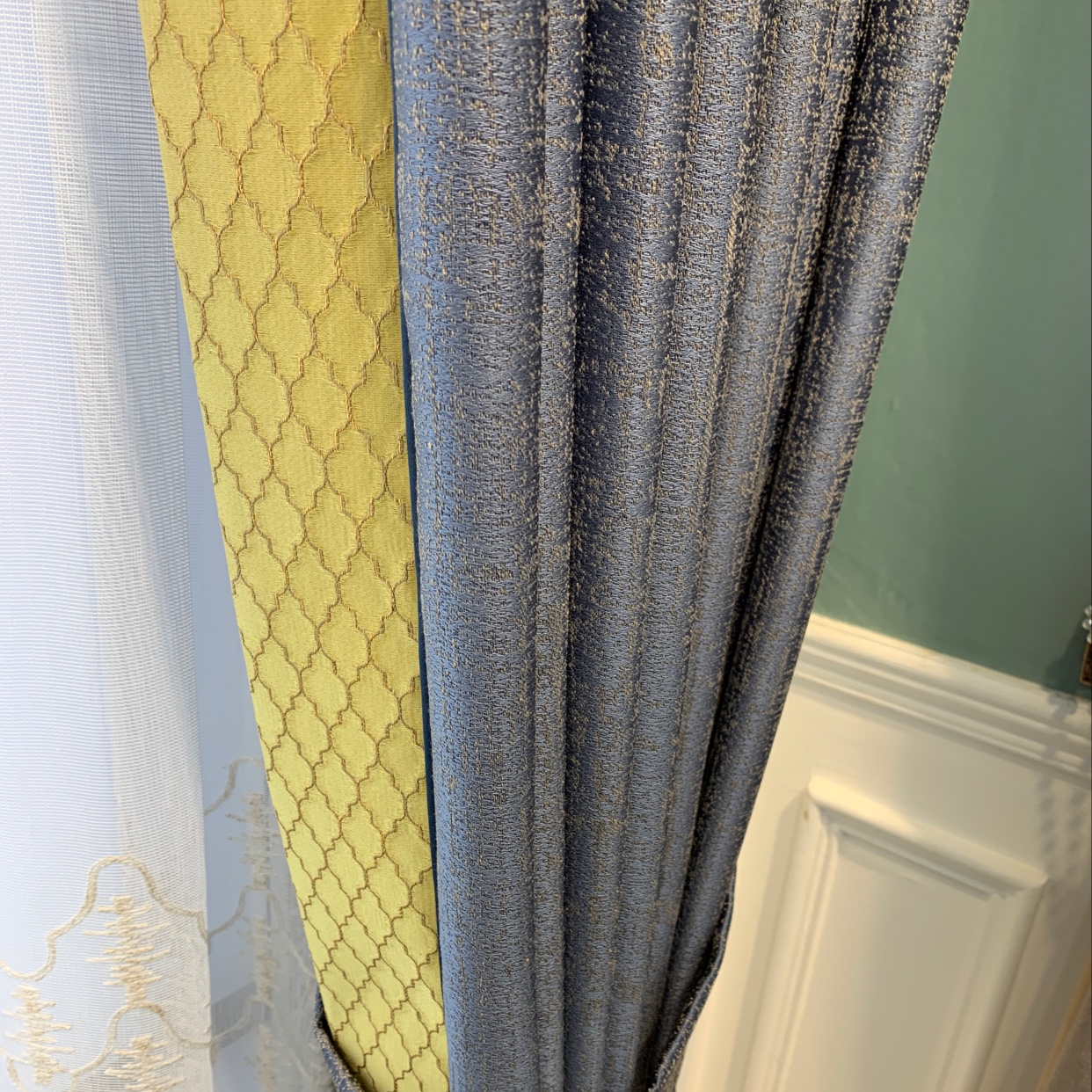 The charming new luxury curtains with a simple and modern style are suitable for living rooms and bedrooms details Picture