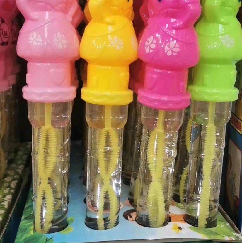 The 38CM cartoon-shaped bubble sticks with five holes and seven colors are selling well at the street stall Application Scenario