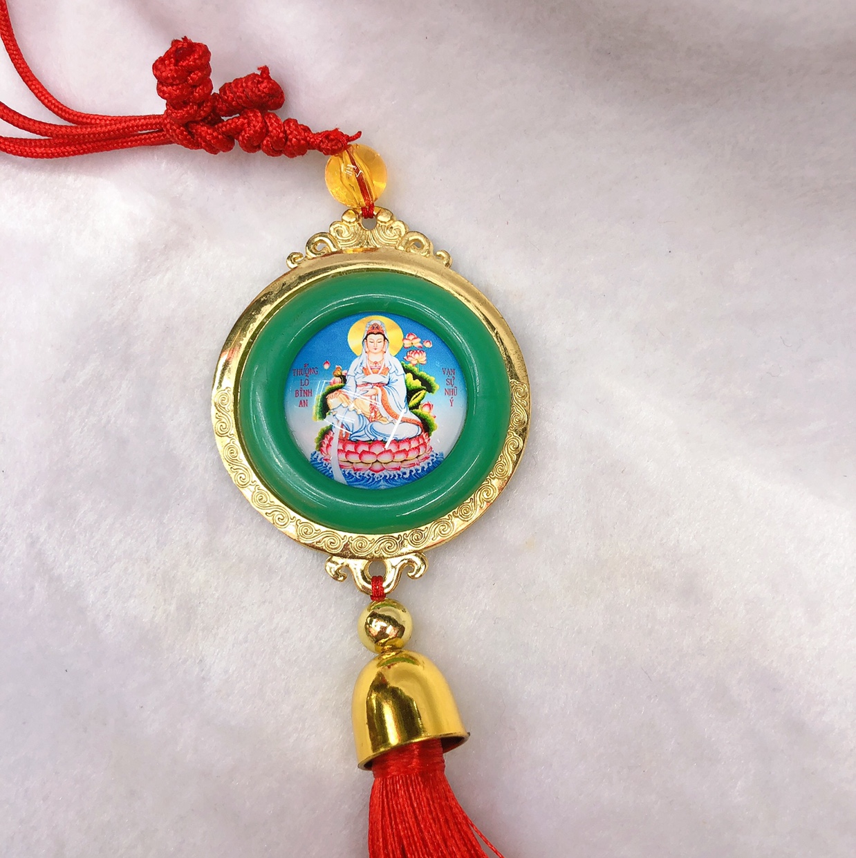 Creative green-edged pendant with gold inlaid jade.