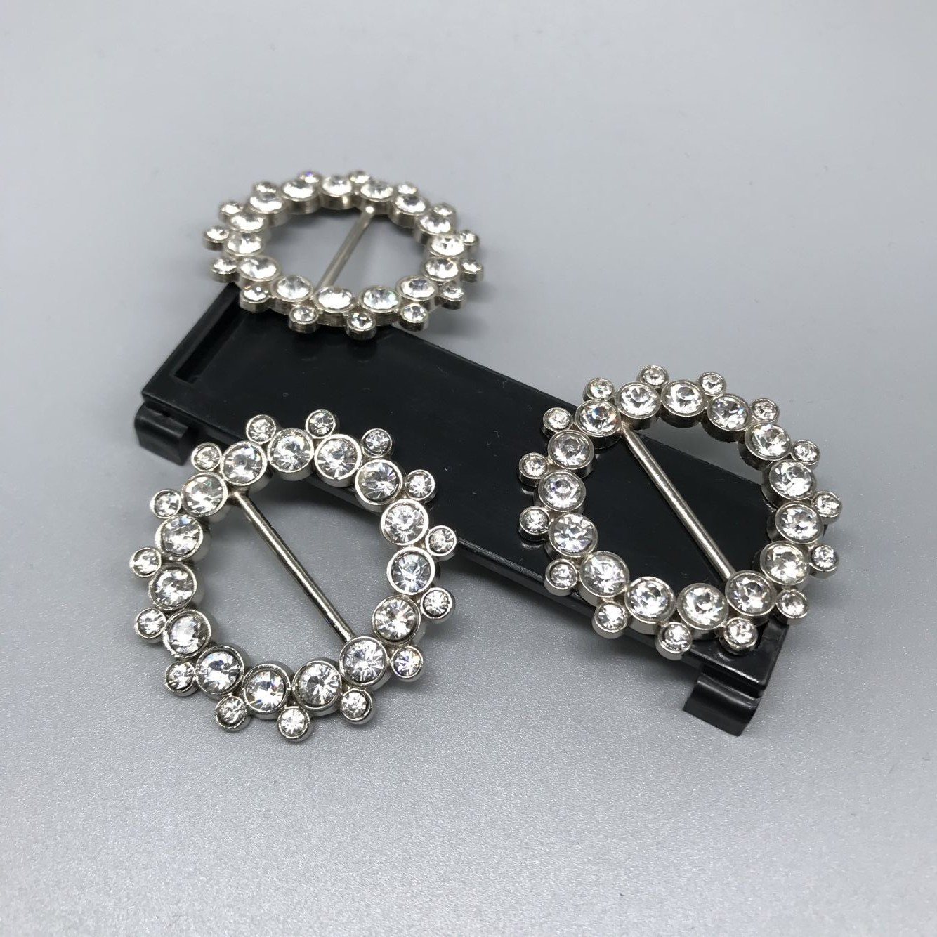 Zinc alloy round coat with knotted buckles, diamond-encrusted belt buckles, versatile European, American and Korean styles, and decorative buckles detail image 5