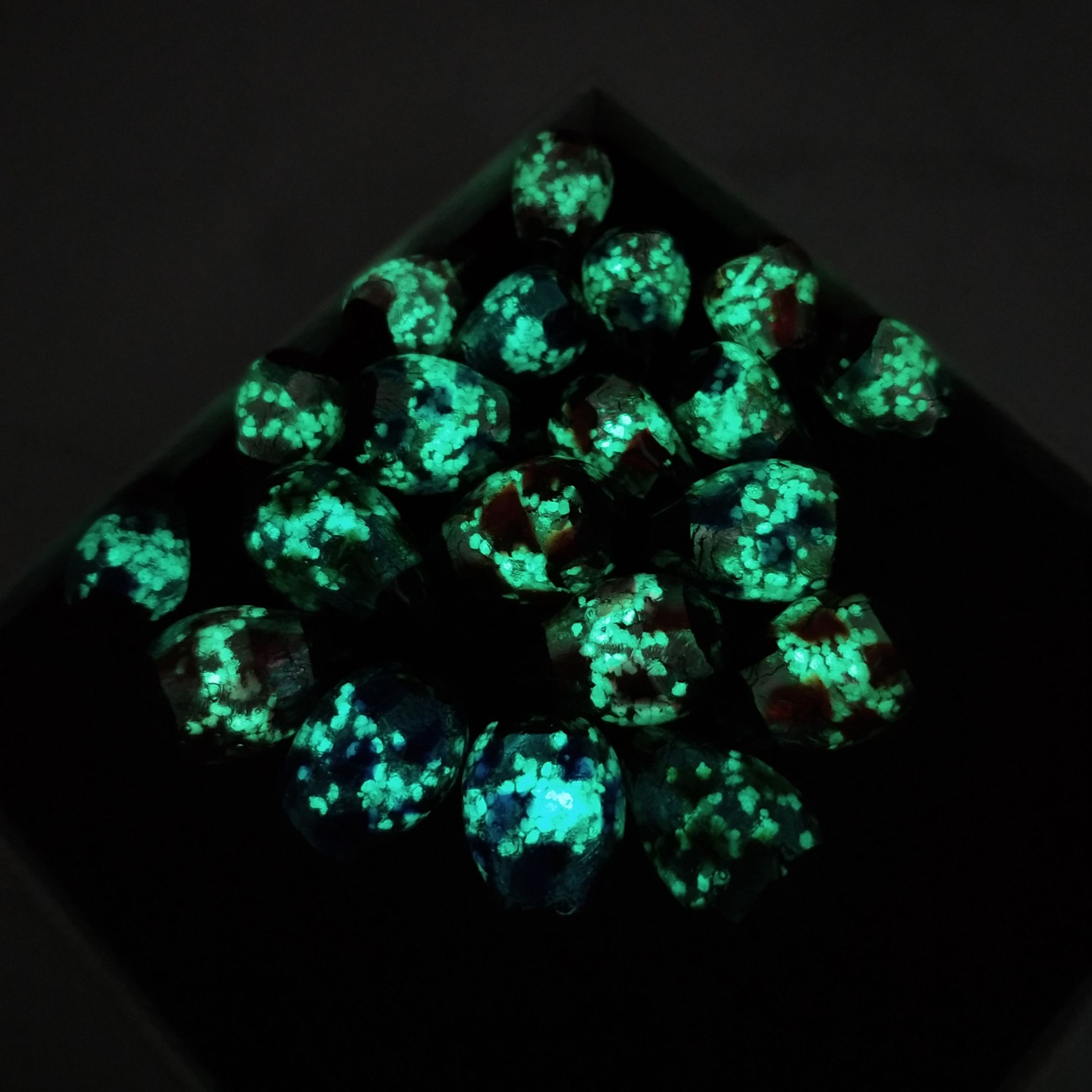 Customized DIY scattered bead jewelry accessories from the manufacturer of ancient Japanese-style colored foil night glow dotted water drop glass beads Application Scenario