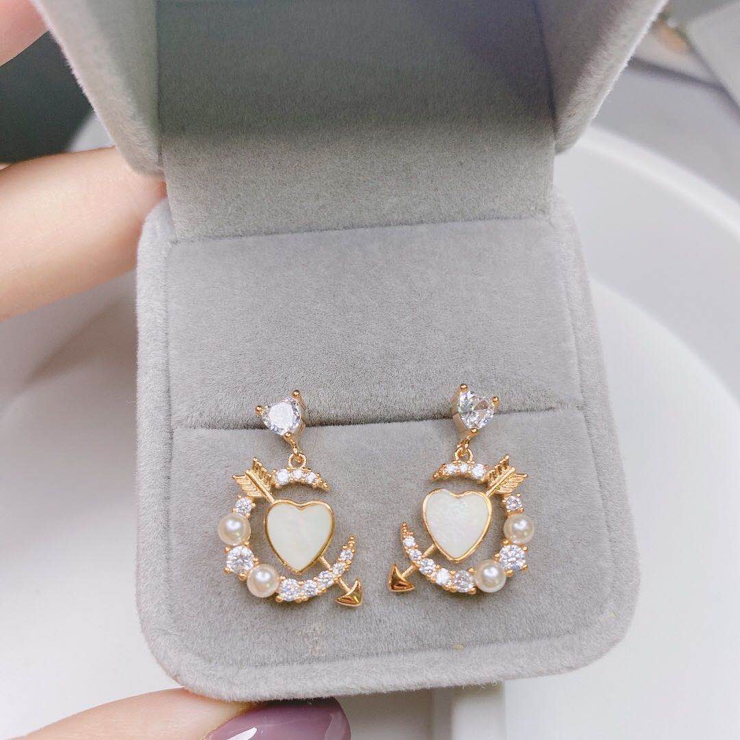 Shell earrings with a heart thumbnail