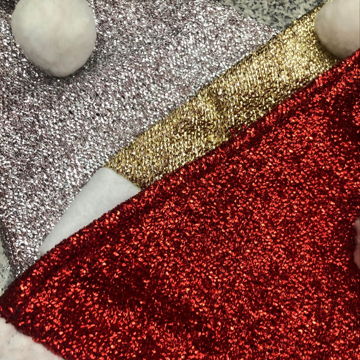 The latest Christmas hat from Fahrenheit Christmas features a fringed comb dog with glass fiber Specification image