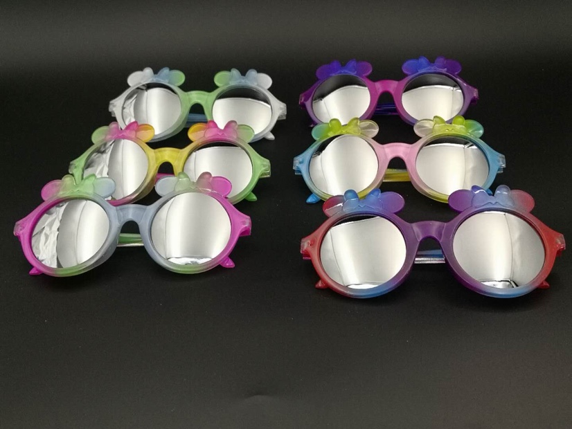 Children's glasses are cute and cartoonish