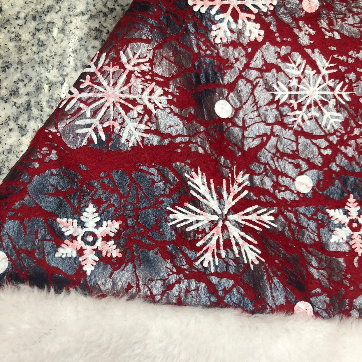 The latest Christmas hat from Hua's Christmas Craft Christmas Decoration features a leather surface printed with fringed snowflake patterns Specification image