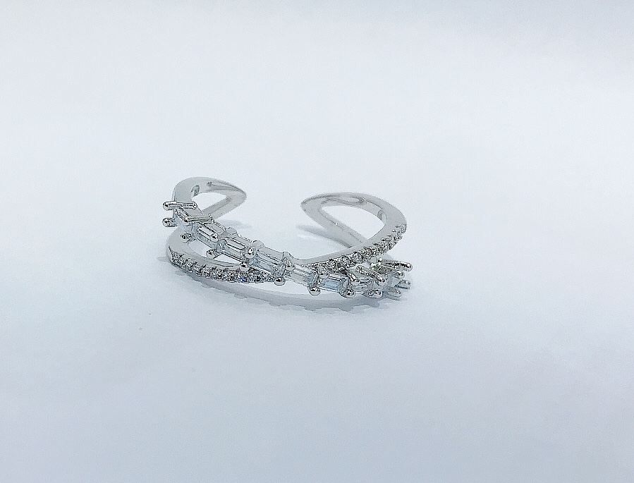 The trendy cross-shaped ring with a unique design for women, featuring an open index finger ring from Xinmingyang