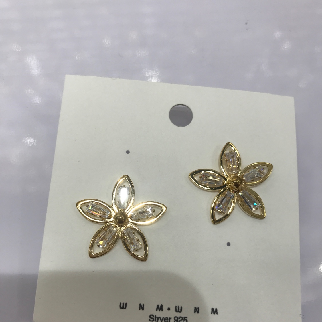 Small chrysanthemum ear studs