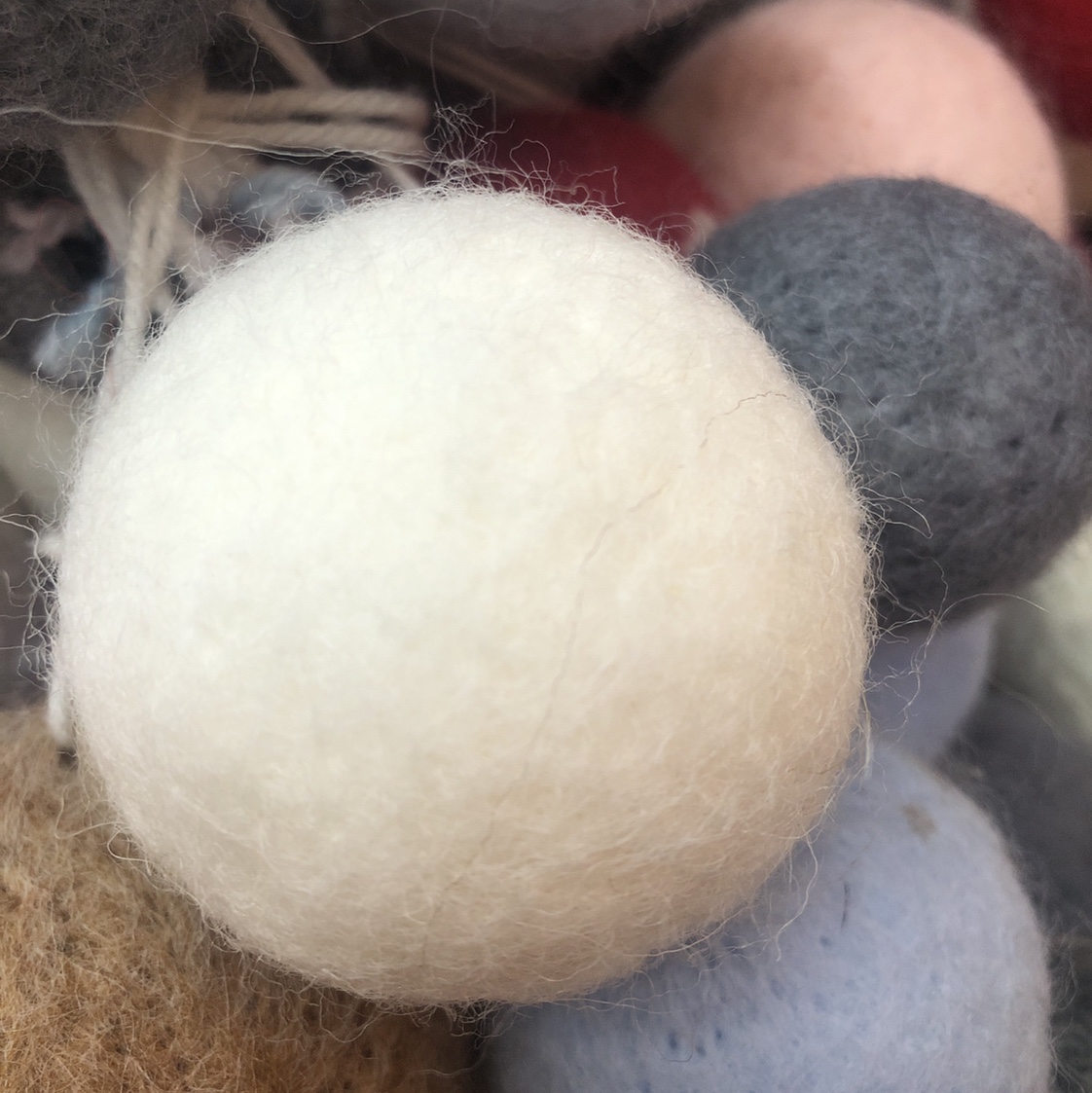 白色羊毛球